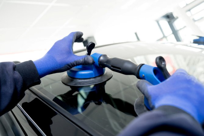 汽车玻璃服务对电动车辆有什么不同吗?